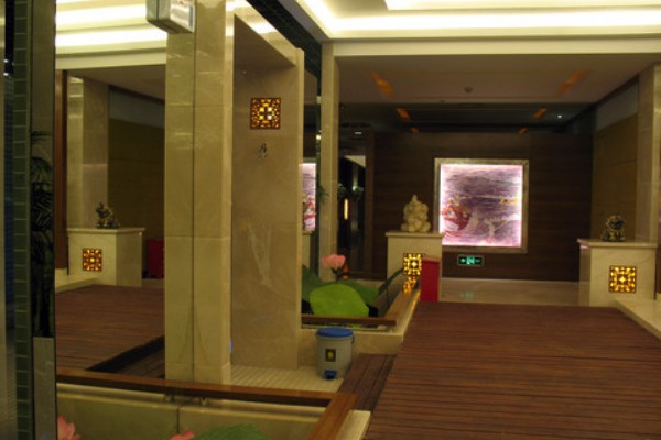 魔幻山城里的养生秘籍，重庆彩虹按摩让你越按越健康